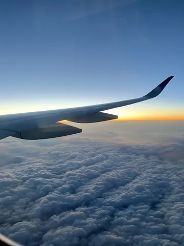 翼の先に見える幻想的な空
