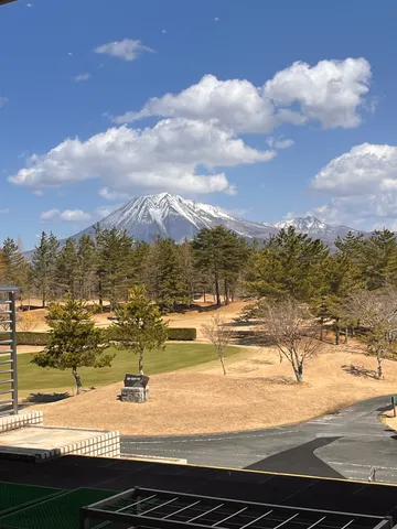 青空と富士山、ゴルフ場の風景