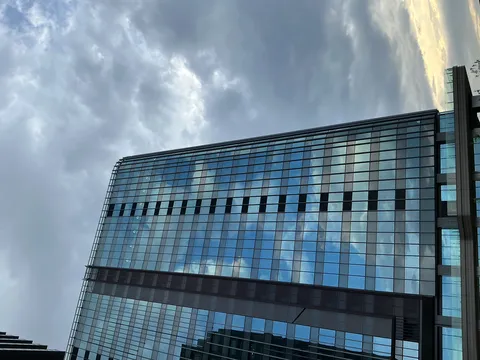 ガラスビルに映る空模様