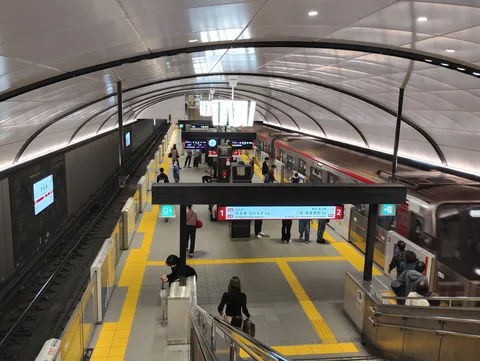 地下鉄の洗練された日常風景