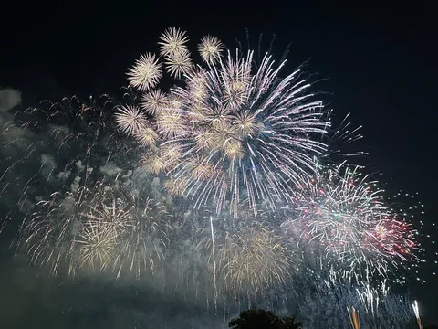 夜空を彩る花火の鼓動