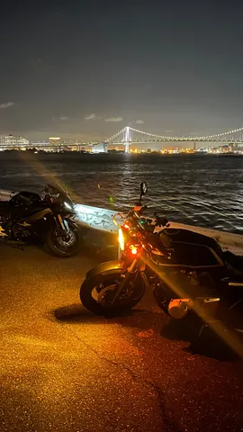 煌めく橋とバイクの夜