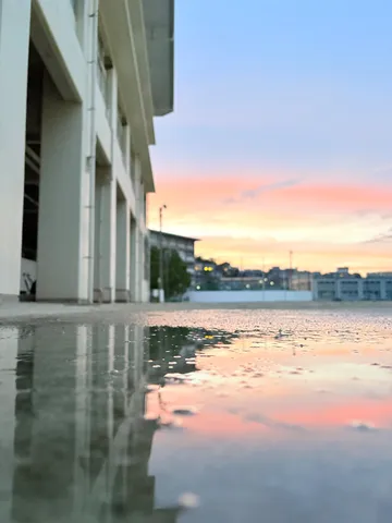 夕景と水たまりの反射