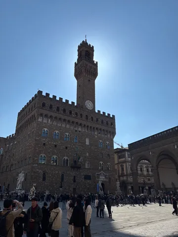 青空にそびえる歴史的建造物