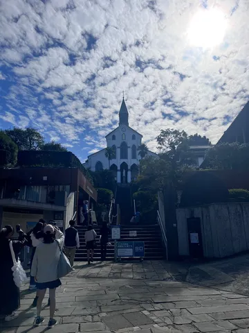 光を背に立つ白い教会