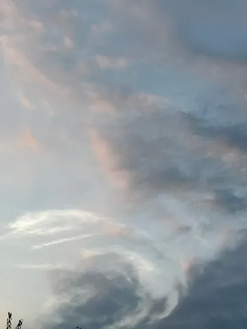 流れる雲の幻想的なアート