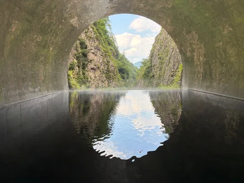 光と水のアーチ風景