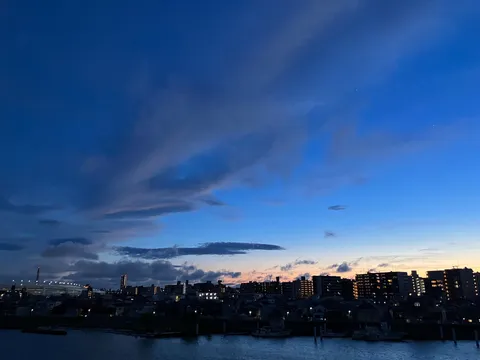 静寂を纏う、水辺の灯り