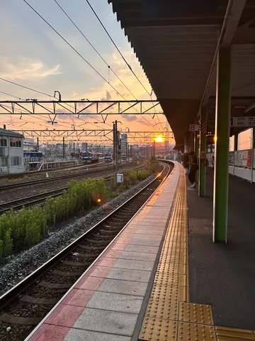 夕陽に染まる線路、旅立ちの予感