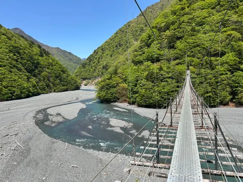 緑豊かな山間の吊り橋