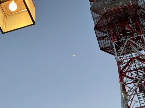見上げる空の交差点