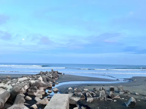 夜明け前の海とテトラポッド
