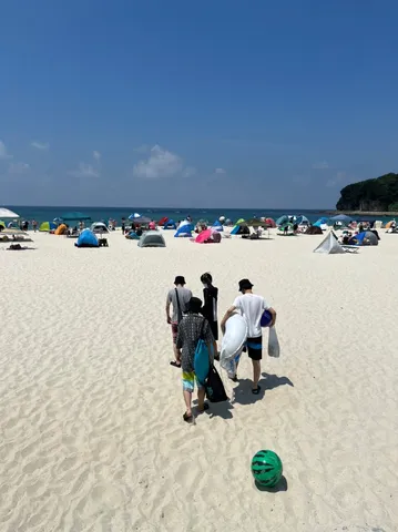 賑やかな海辺のキャンプ