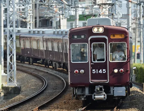 急行列車、笑顔で出発！