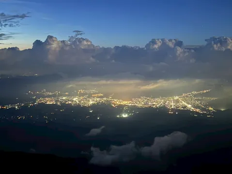 雲の上から