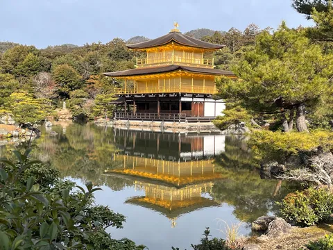 黄金に輝く水鏡の寺院