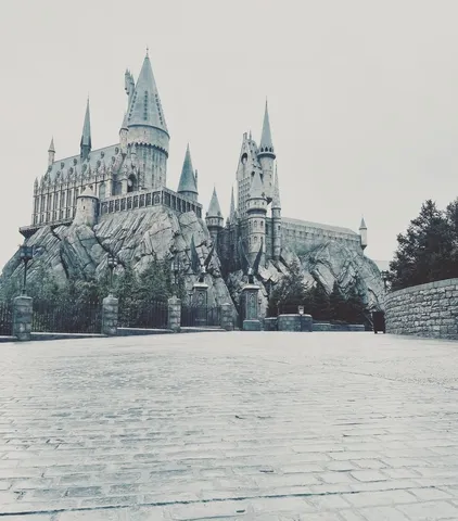 魔法の世界へ誘う古城の風景