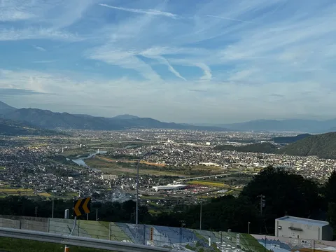 谷間を縫う光の風景