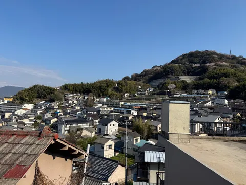 丘陵に広がる田舎町の日常