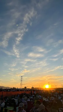 空と夕陽に包まれる、集いのひととき