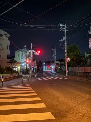 信号が導く夜の道