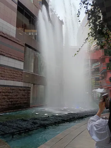 街を潤す、ど迫力噴水ショー！