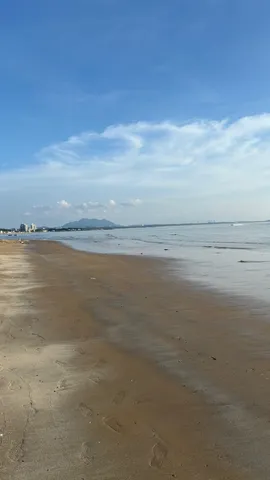 青空と足跡が続く海岸線