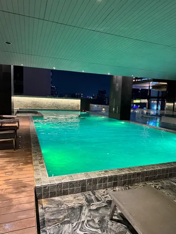 夜景を映す水の回廊
