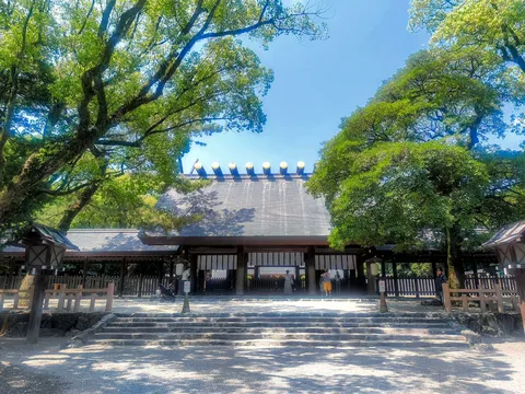 緑陰に佇む神聖な社殿