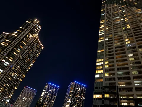 夜空に灯る、都会の光のタワー