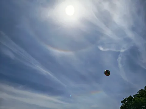 空に舞う、虹色の魔法