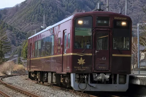 山道をゆく赤い列車、ワクワク乗せて