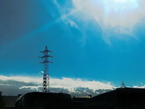 空と電塔のコントラスト