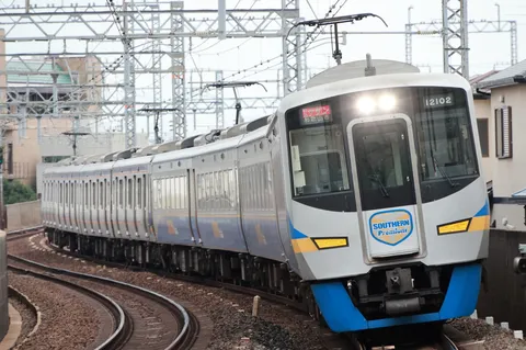 カーブを描く線路を駆ける列車