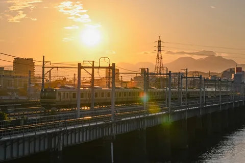 夕陽を浴びる鉄路