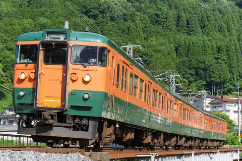 山間を走る懐かしの列車