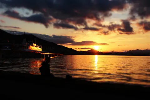 夕景と水面の金色の静けさ
