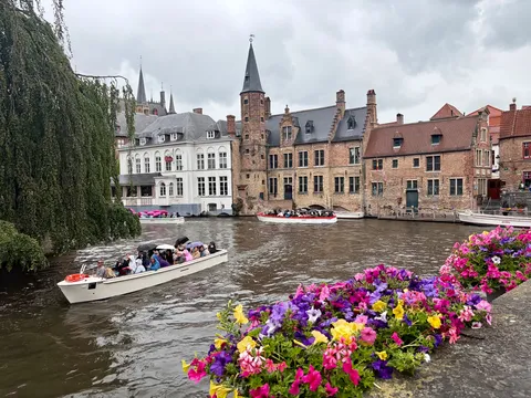 運河の街を彩る花と旅人
