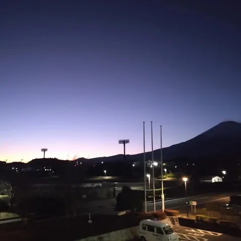 山並みに溶ける、紫紺の帳