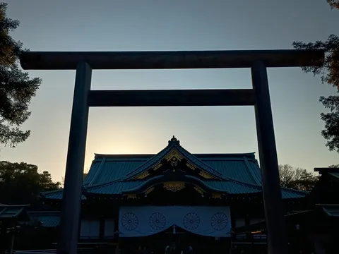 鳥居と社殿、光の移ろい