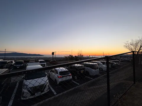 黄昏時の駐車場