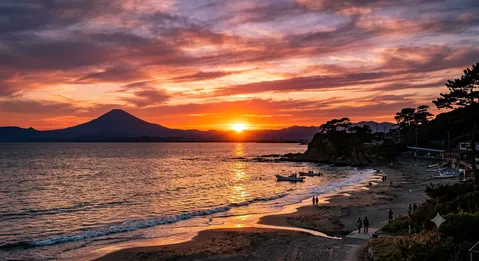 夕陽に染まる富士山と海辺