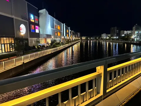 灯りがほどける夜の運河