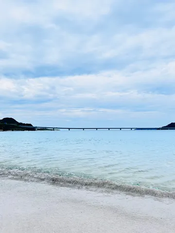 光と潮の静かな海景