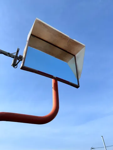 空を映すミラーの眺め