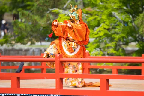 舞台を彩る橙色の舞