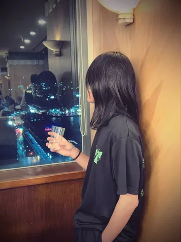 窓越しの夜景と静かな時間