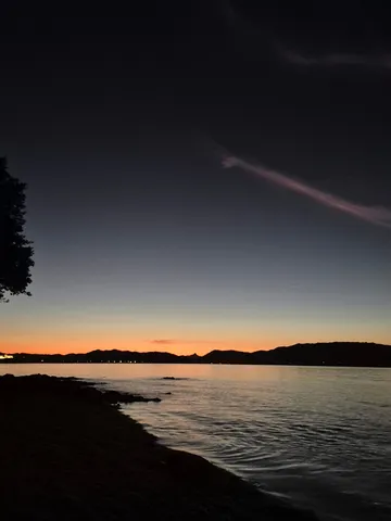 空と水面の静かなグラデーション