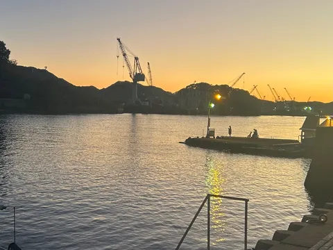 夕景の港と静かな潮風