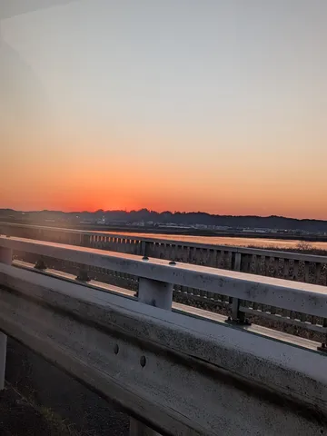 夕陽に染まる道、静かな橋の上